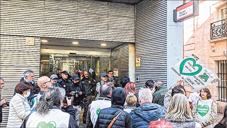 ▲ En el registro de la Consejería de Justicia de Madrid. Víctor Honorato